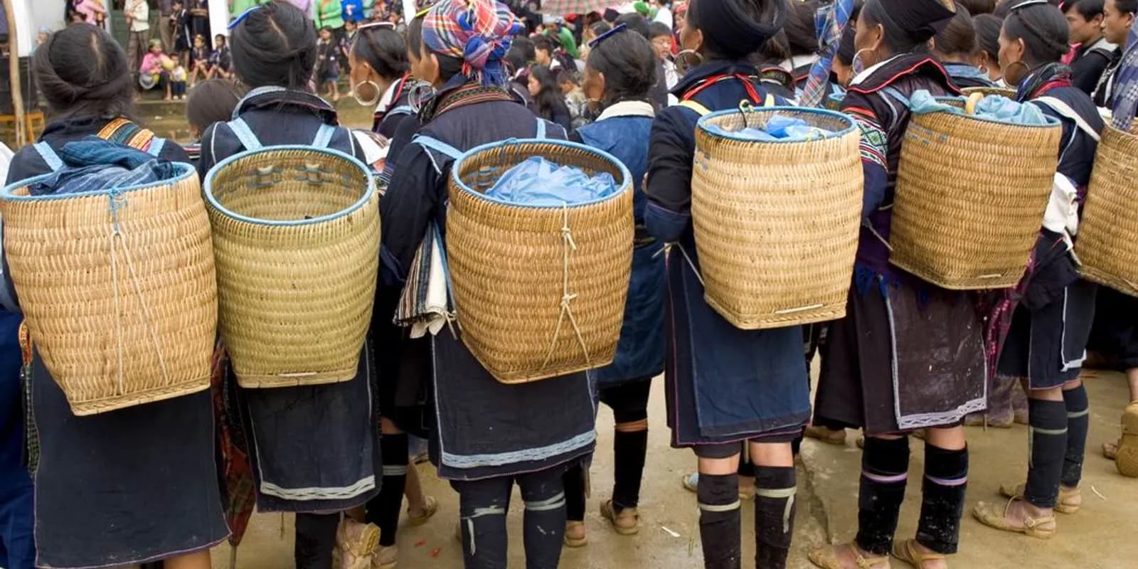 박하 시장에서 색색의 전통 의상을 입은 꽃몽족 여인들이 물건을 사고파는 일요일 아침 장터 풍경