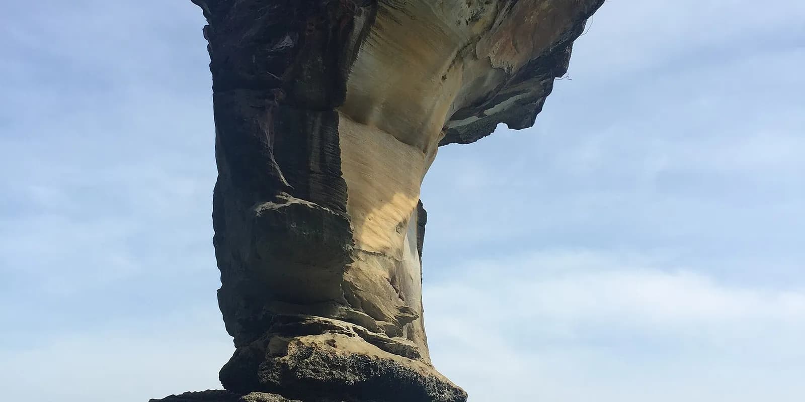 바코 국립공원 텔록 판단 크칠 절벽에서 내려다본 바다와 상징적인 시스택 바위기둥, 그리고 열대우림 해안 풍경