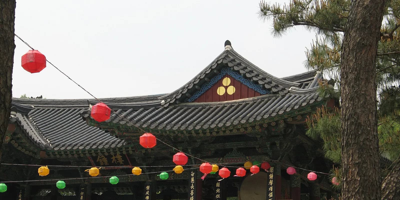 강남 고층 빌딩 숲을 배경으로 봉은사 경내에 우뚝 선 23미터 높이의 미륵대불 석상