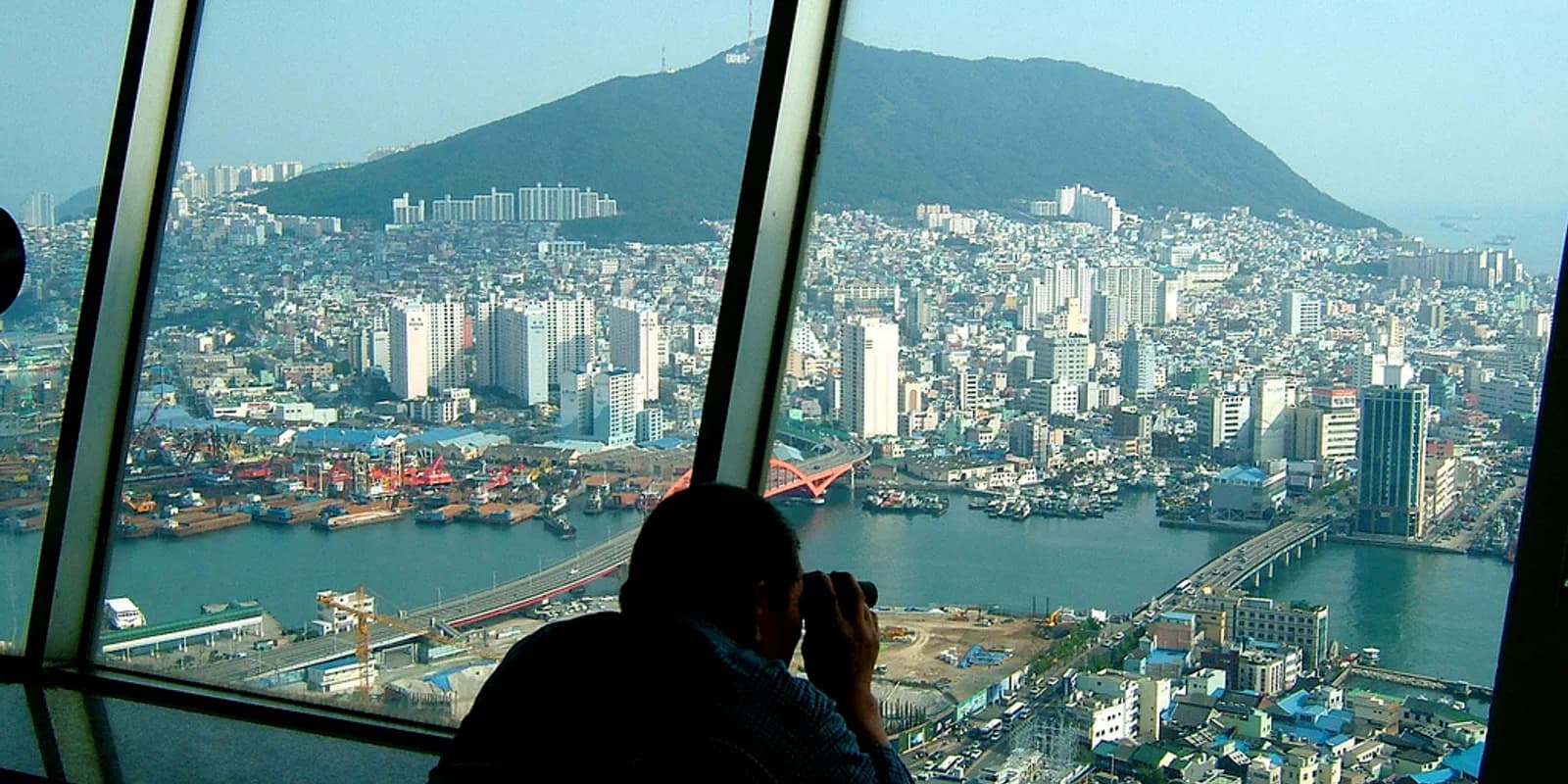 용두산공원 위로 솟은 부산타워(다이아몬드타워)와 부산 도심 전경