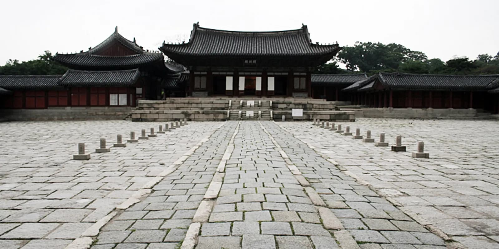 창경궁 정전인 명정전의 기와지붕과 넓은 마당, 회랑 전경