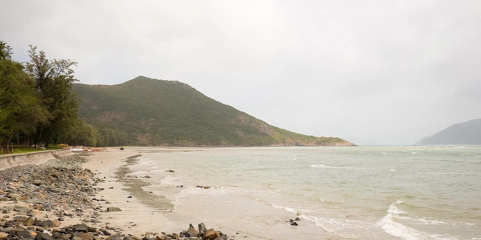 담짜우 해변 전경