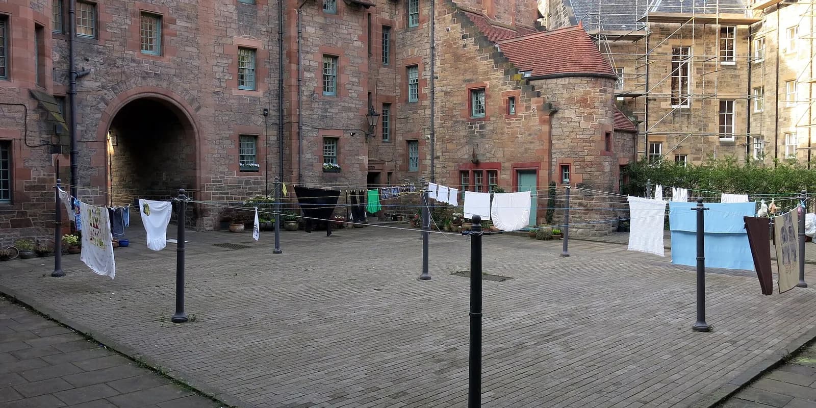 에든버러 딘 빌리지의 리스 강(Water of Leith)을 끼고 선 붉은 벽돌의 웰 코트 건물과 시계탑
