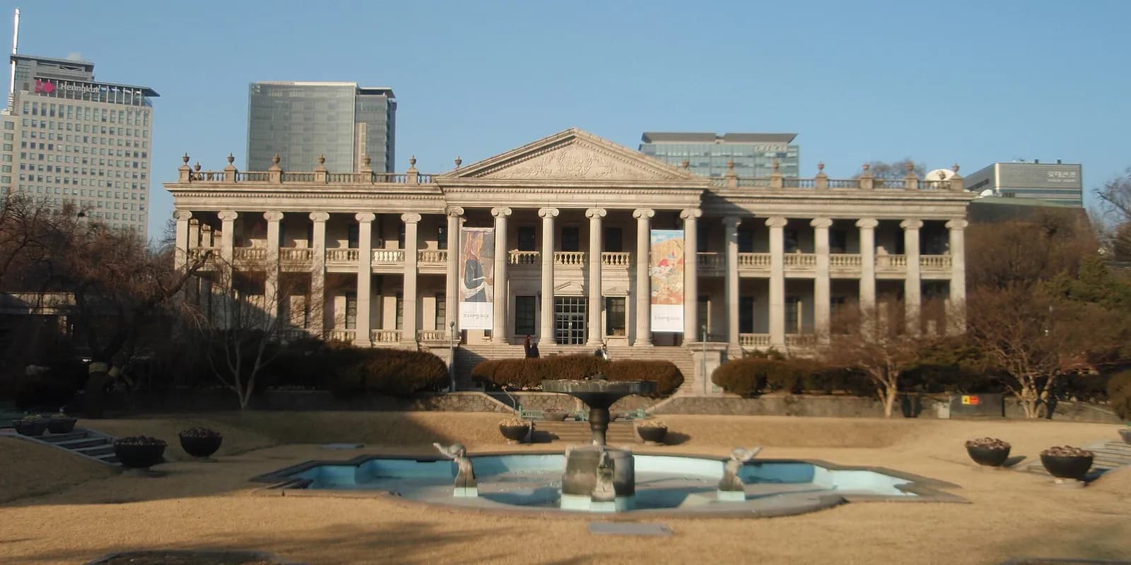 덕수궁 석조전과 앞 분수대, 신고전주의 양식의 서양식 석조 건물 전경