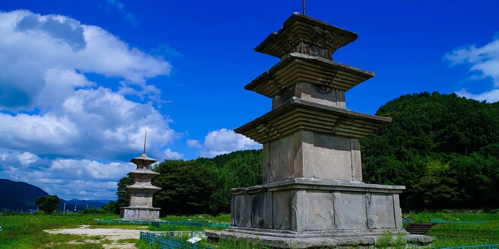 경주 감은사지 절터에 나란히 서 있는 동·서 삼층석탑 전경