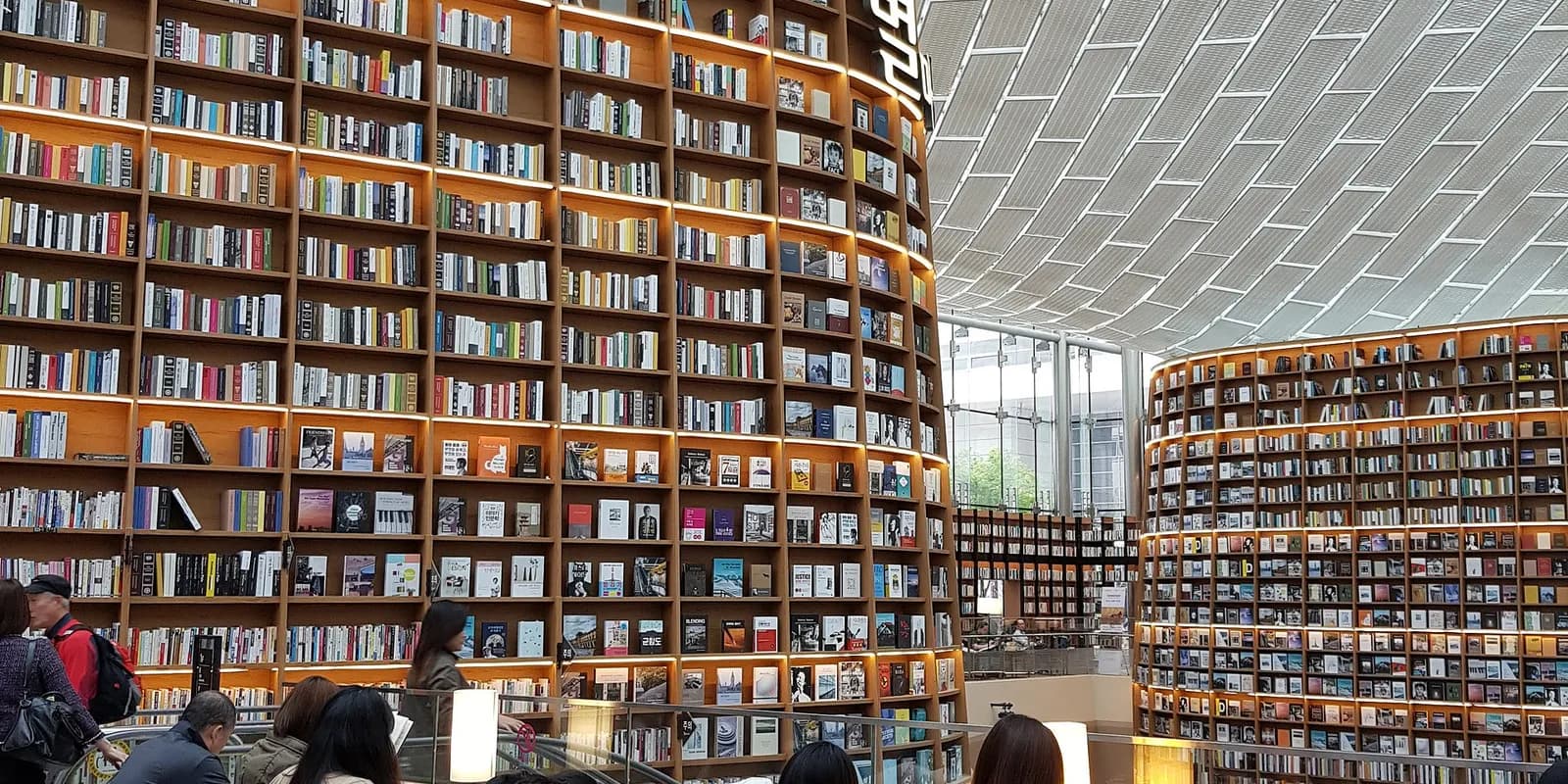서울 강남 코엑스 별마당 도서관의 13m 높이 대형 책장이 늘어선 실내 광장