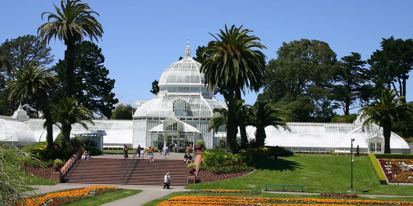 금문공원의 하얀 목조 온실 '꽃 온실'(Conservatory of Flowers) 외관과 앞쪽 화단