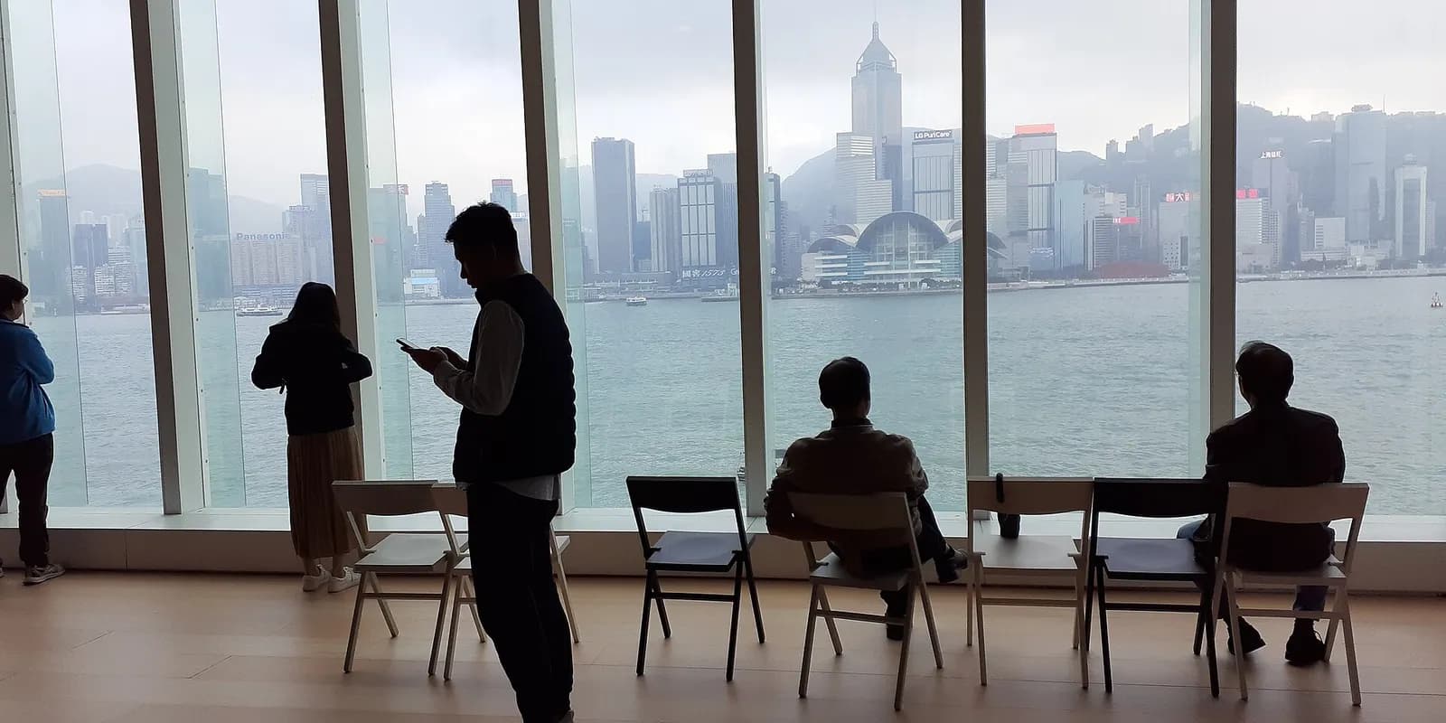 침사추이 바닷가에 자리한 홍콩 미술관 건물과 빅토리아 항 전경