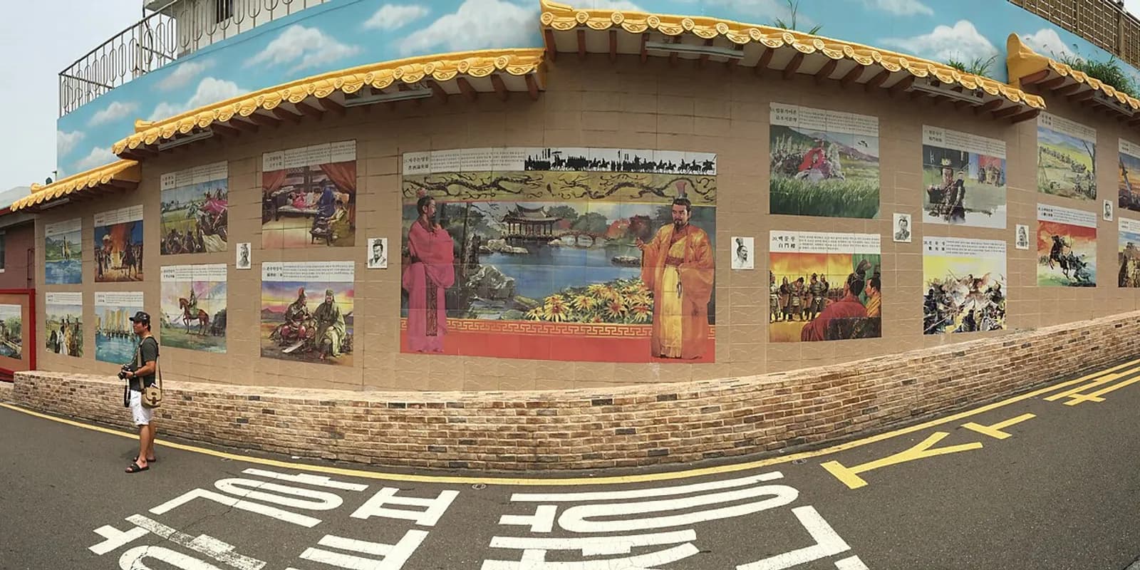 붉은 등불과 한자 간판이 이어진 인천 차이나타운 거리와 중국식 패루