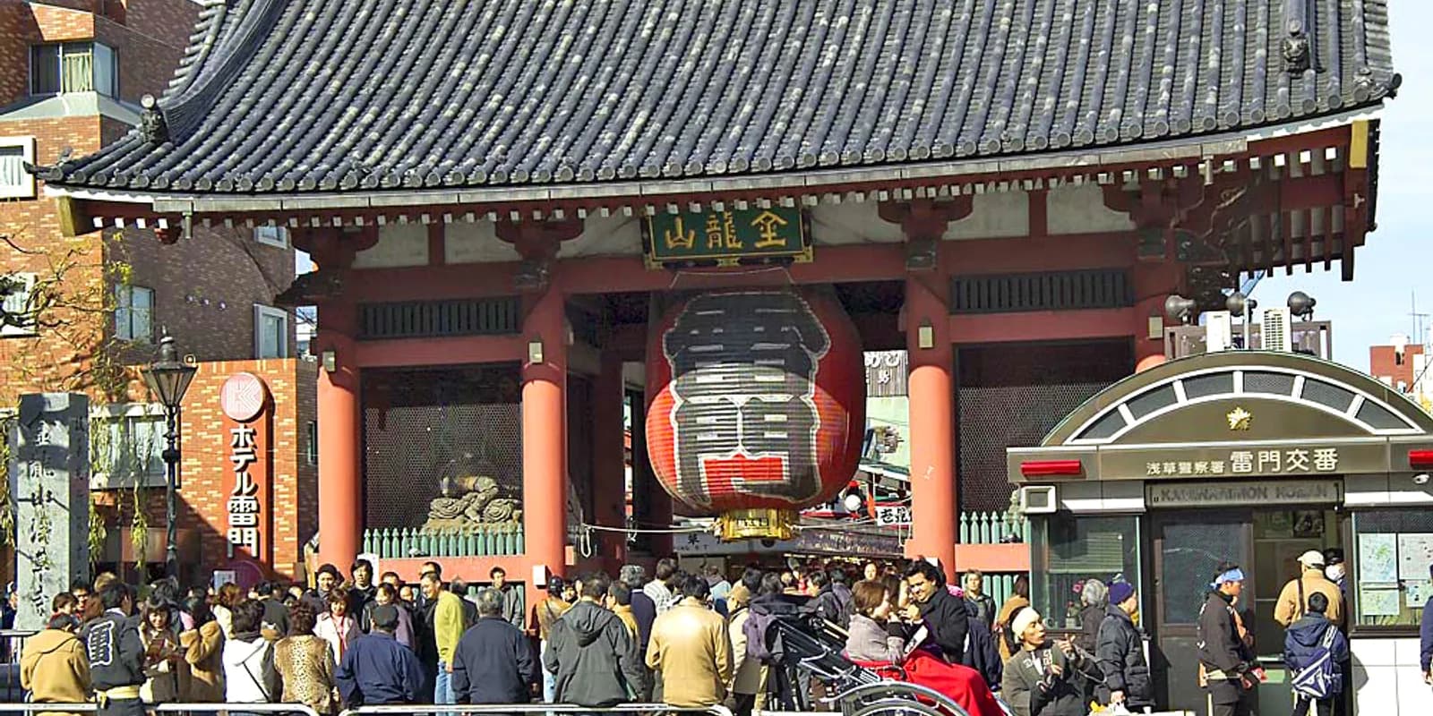 도쿄 아사쿠사 센소지 입구 가미나리몬의 거대한 붉은 초롱과 뇌문 현판