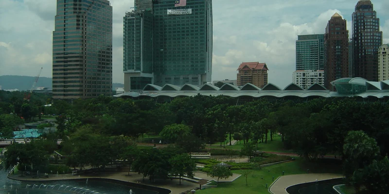 쿠알라룸푸르 KLCC 공원 호수 너머로 조명이 켜진 페트로나스 트윈타워 야경