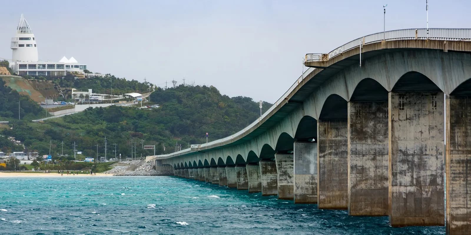 오키나와 고우리섬과 에메랄드빛 바다 위를 2km 가로지르는 고우리대교의 모습