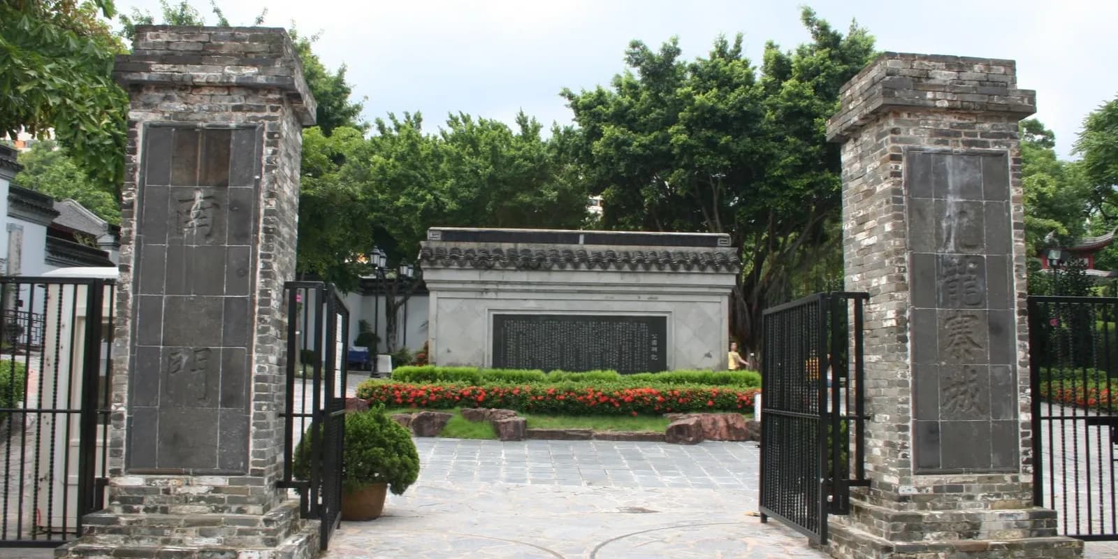 홍콩 구룡성채공원의 청나라 강남식 정원과 연못, 정자 풍경