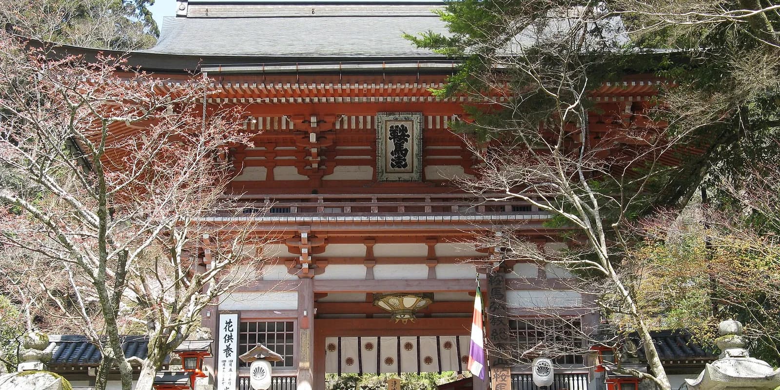 삼나무 숲에 둘러싸인 구라마데라 본전금당과 앞마당의 별 모양 금강상