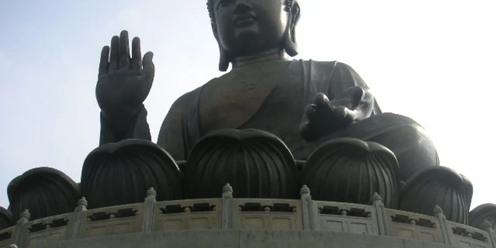 란타우섬 옹핑 언덕 위에 앉아 있는 천단대불(란타우 대불) 청동 좌불상