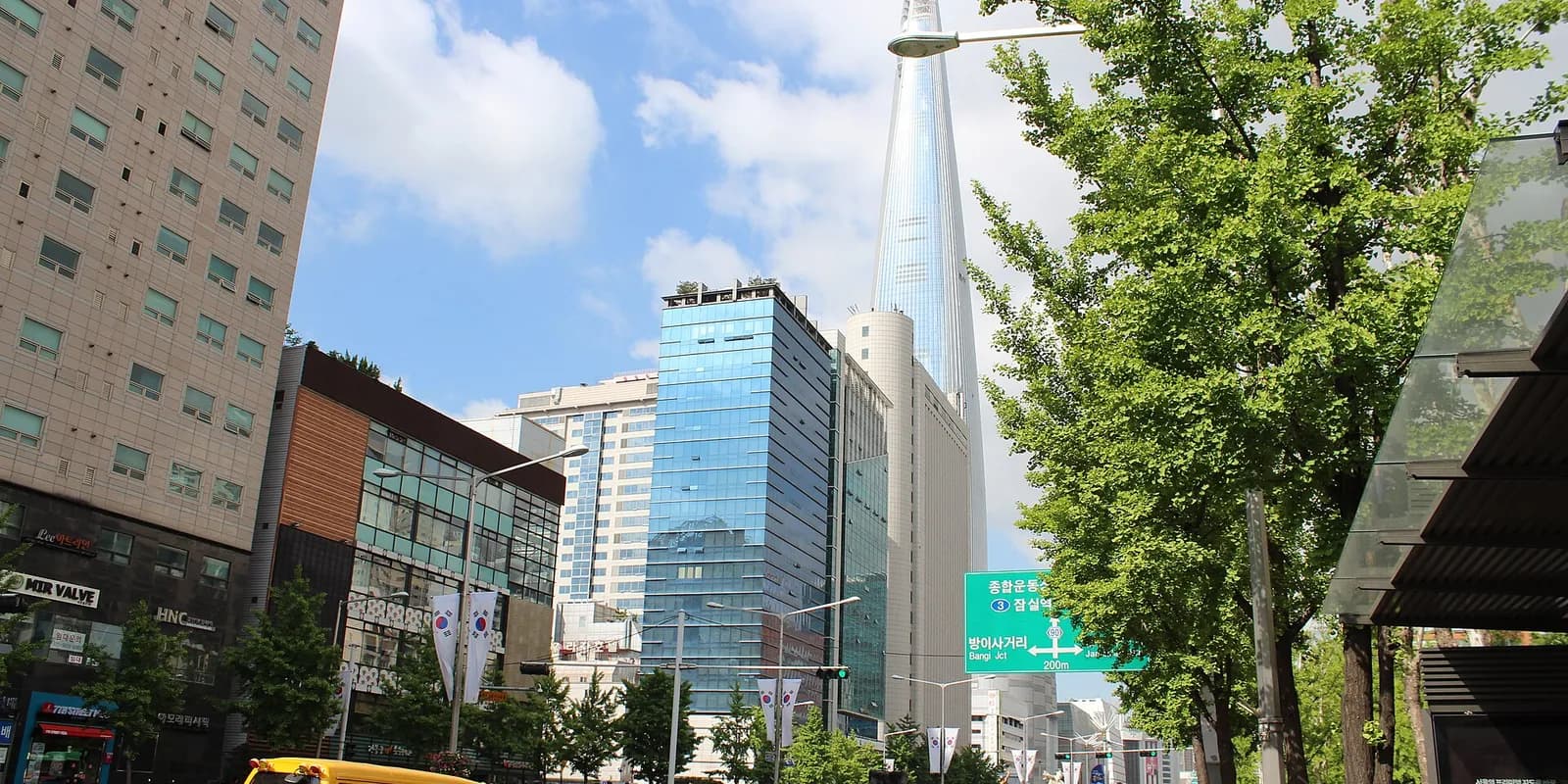 석촌호수 너머로 보이는 555미터 높이의 롯데월드타워 전경