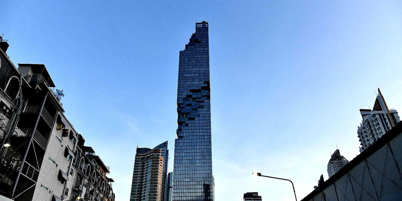 방콕 실롬 지구에 선 킹 파워 마하나콘 빌딩과 314m 높이 마하나콘 스카이워크 전망대에서 내려다본 도시 전경