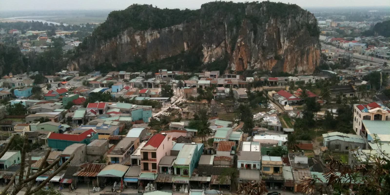 다낭 오행산(마블마운틴) 수산 봉우리의 사원과 탑, 그 너머로 다낭 시내와 해변이 내려다보이는 전망
