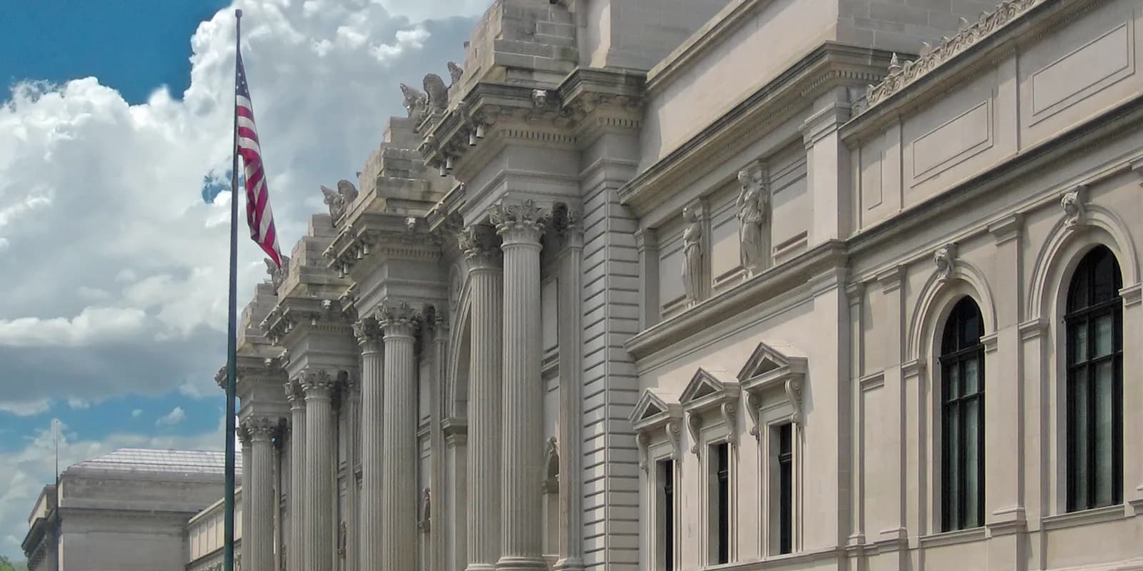 뉴욕 5번가에 자리한 메트로폴리탄 미술관의 신고전주의 정면 외관과 계단