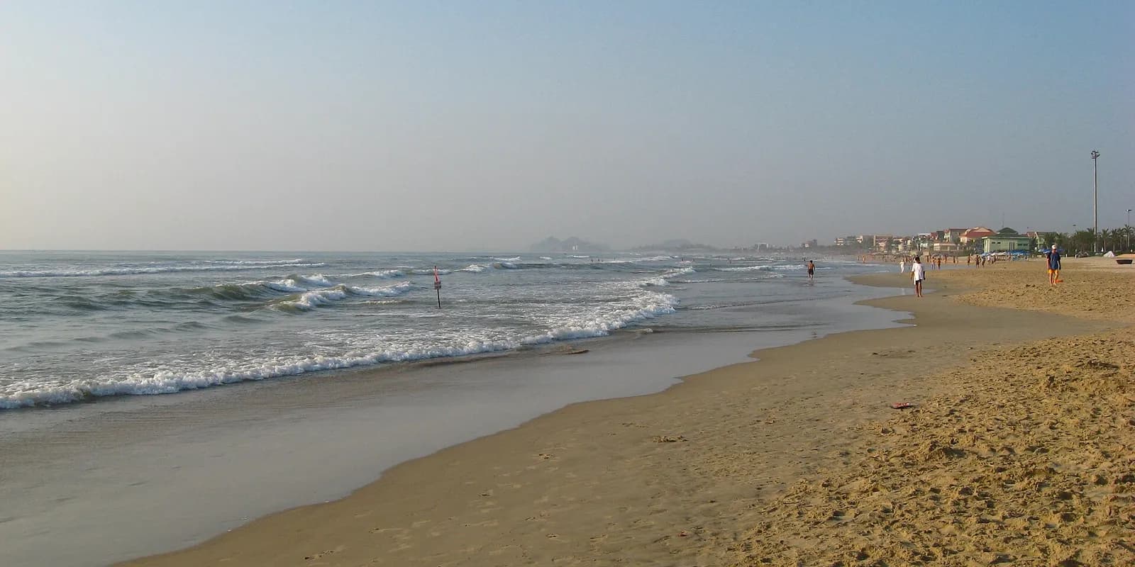 다낭 미케 해변의 넓은 백사장과 야자수, 파란 바다 전경