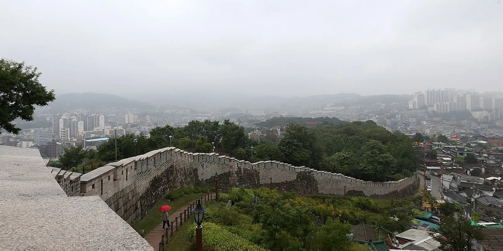해 질 녘 낙산공원 한양도성 성곽길과 그 아래로 펼쳐진 서울 도심 전망