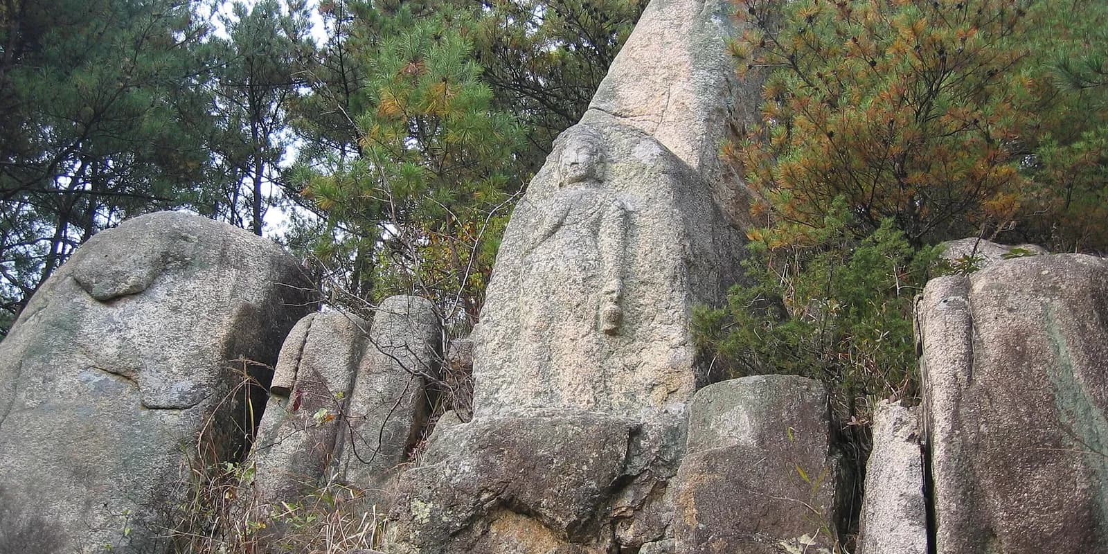 경주 남산 삼릉계곡의 소나무 숲과 바위에 새겨진 신라시대 마애불