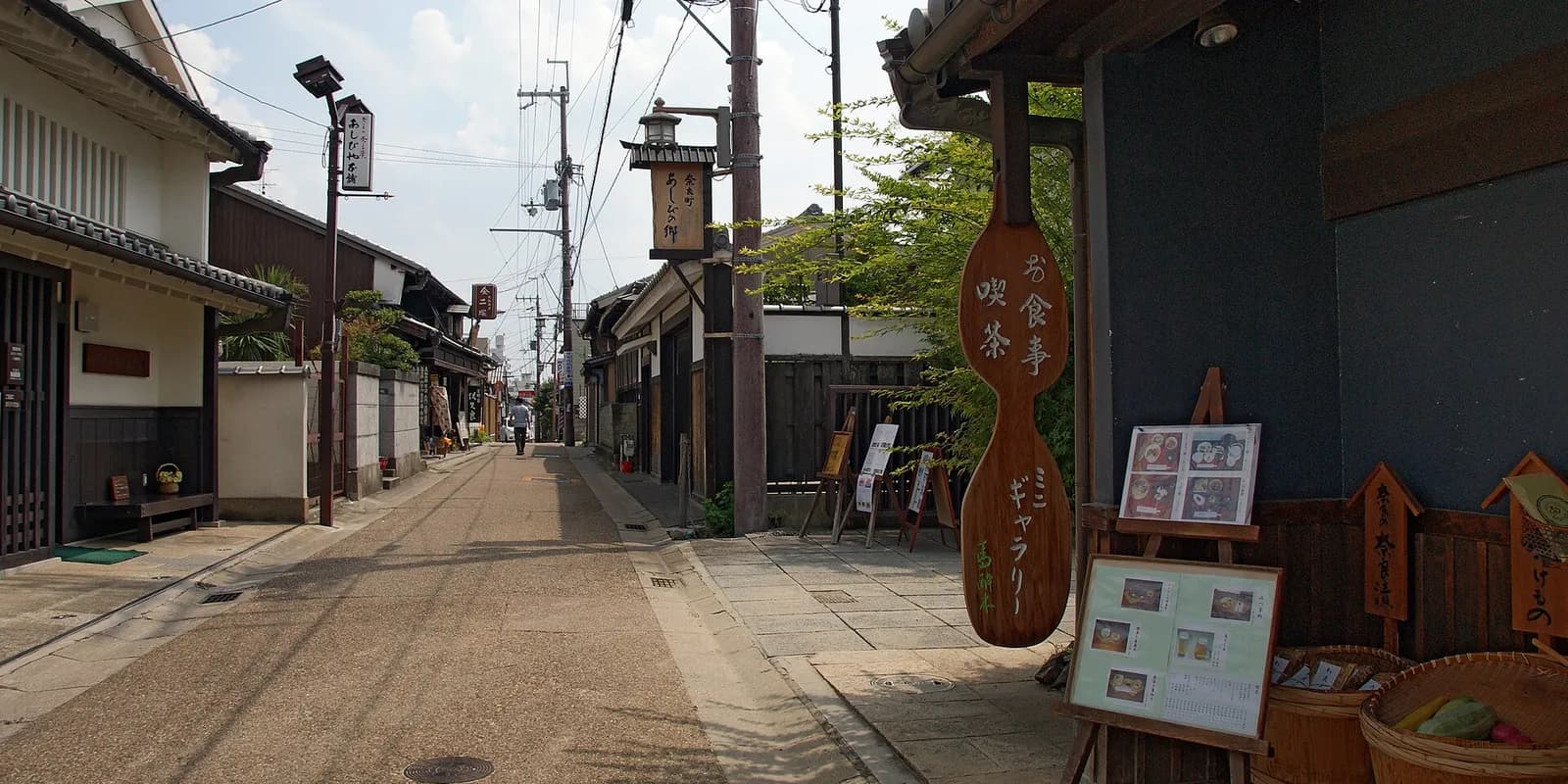 전통 마치야 건물과 격자문이 이어지는 나라마치 골목 풍경