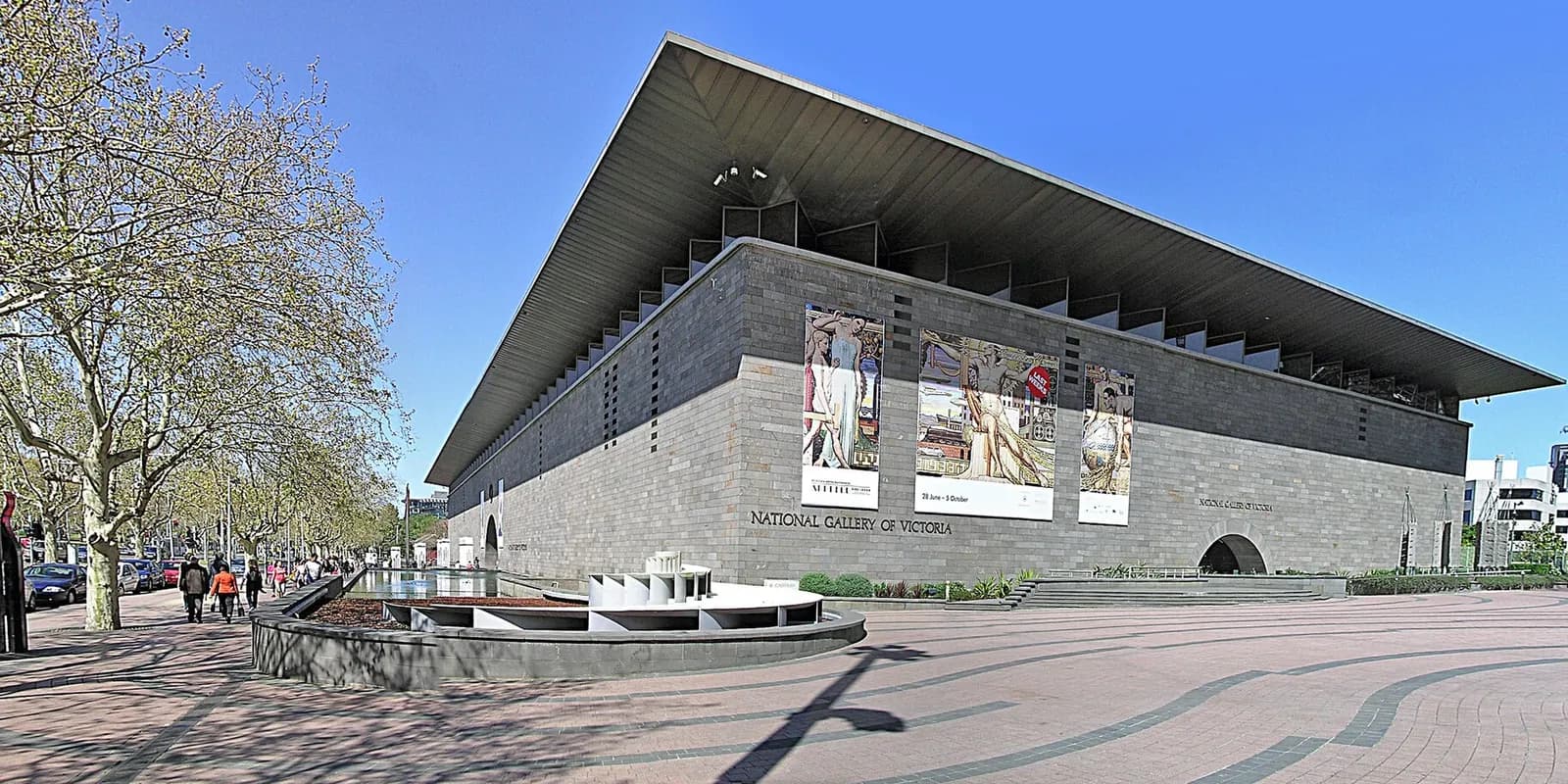 세인트킬다로드에 있는 빅토리아 국립미술관 NGV International의 청석 외관과 물이 흘러내리는 워터월