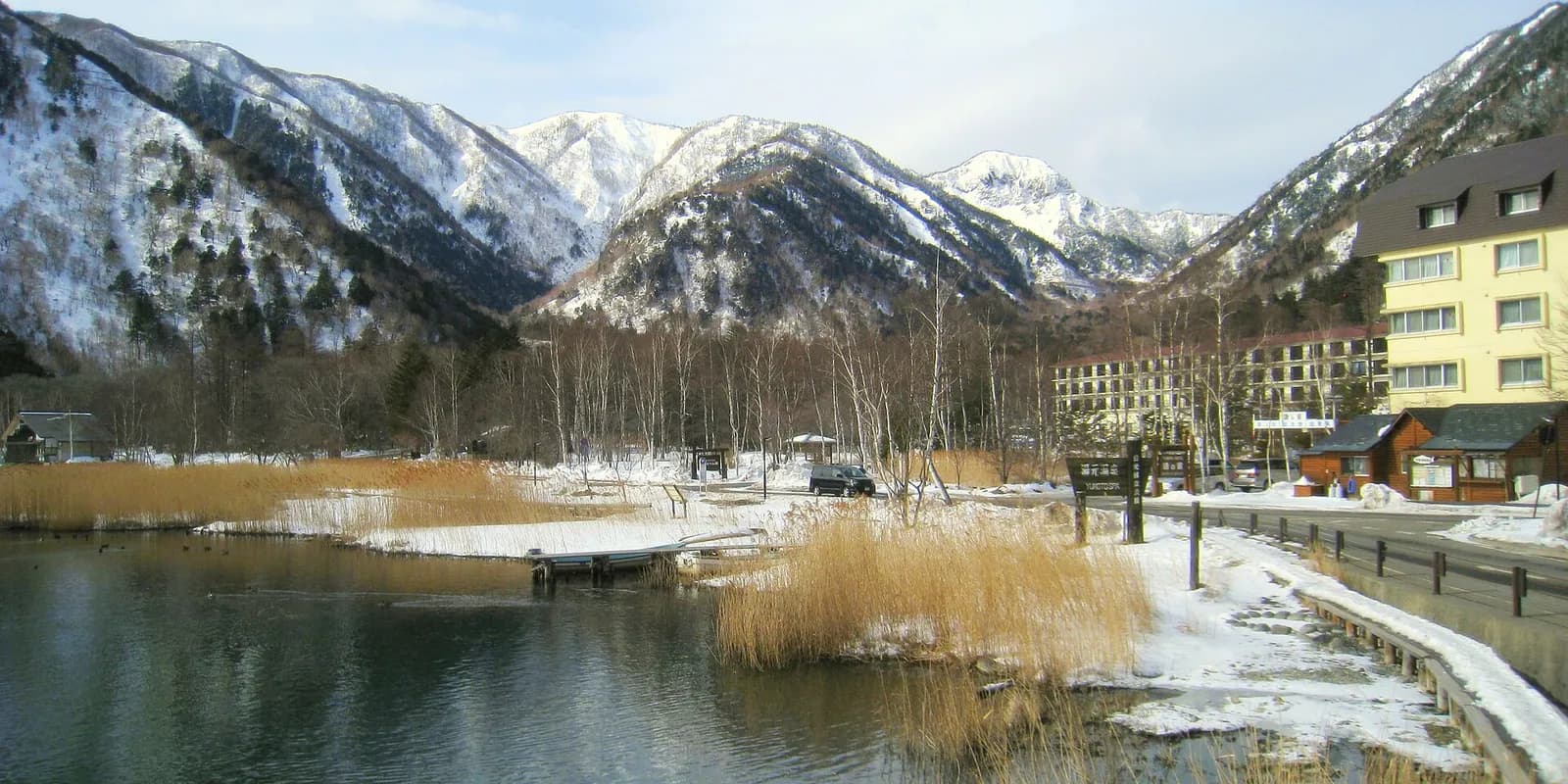 해발 약 1,480m 오쿠닛코 유모토 온천 마을과 유노코 호수, 유황 원천 지대의 풍경