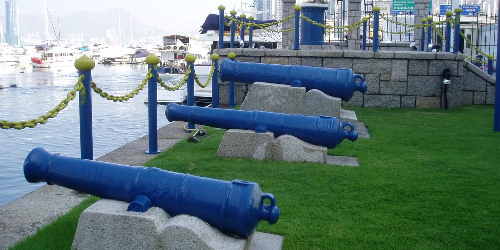 홍콩 코즈웨이베이 타이푼 셸터 물가에 붉은 받침대와 함께 놓인 정오의 대포(Noonday Gun)