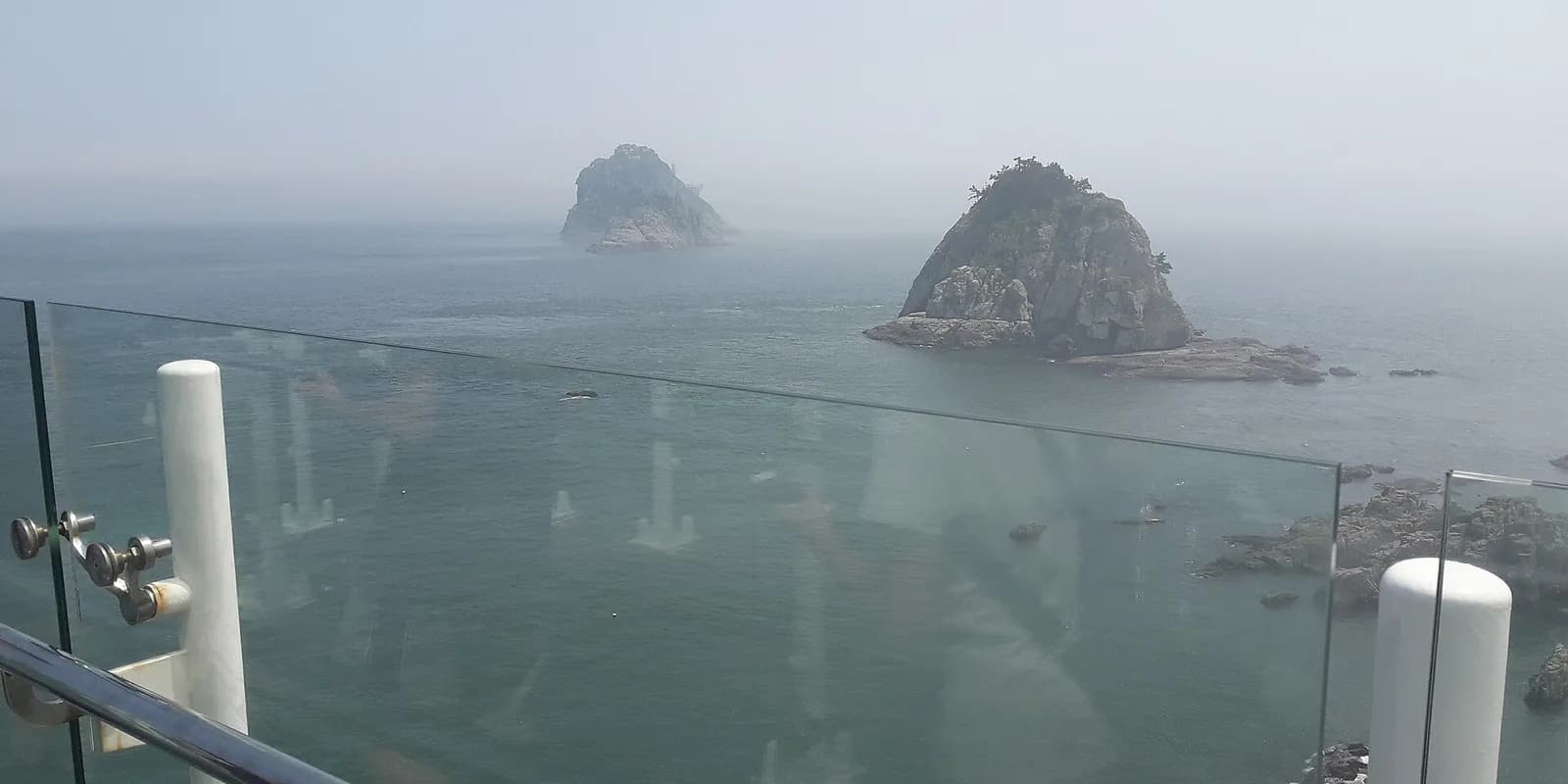 부산 오륙도 스카이워크의 유리 바닥 전망대와 앞바다에 늘어선 오륙도 여섯 섬