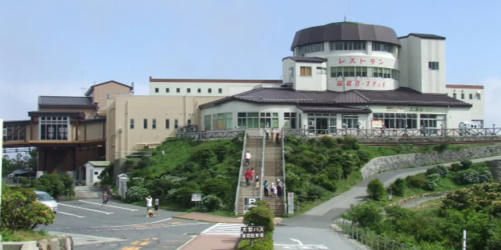 하코네 오와쿠다니 화산 분기 지대에서 하얀 유황 수증기가 산비탈을 따라 피어오르는 풍경