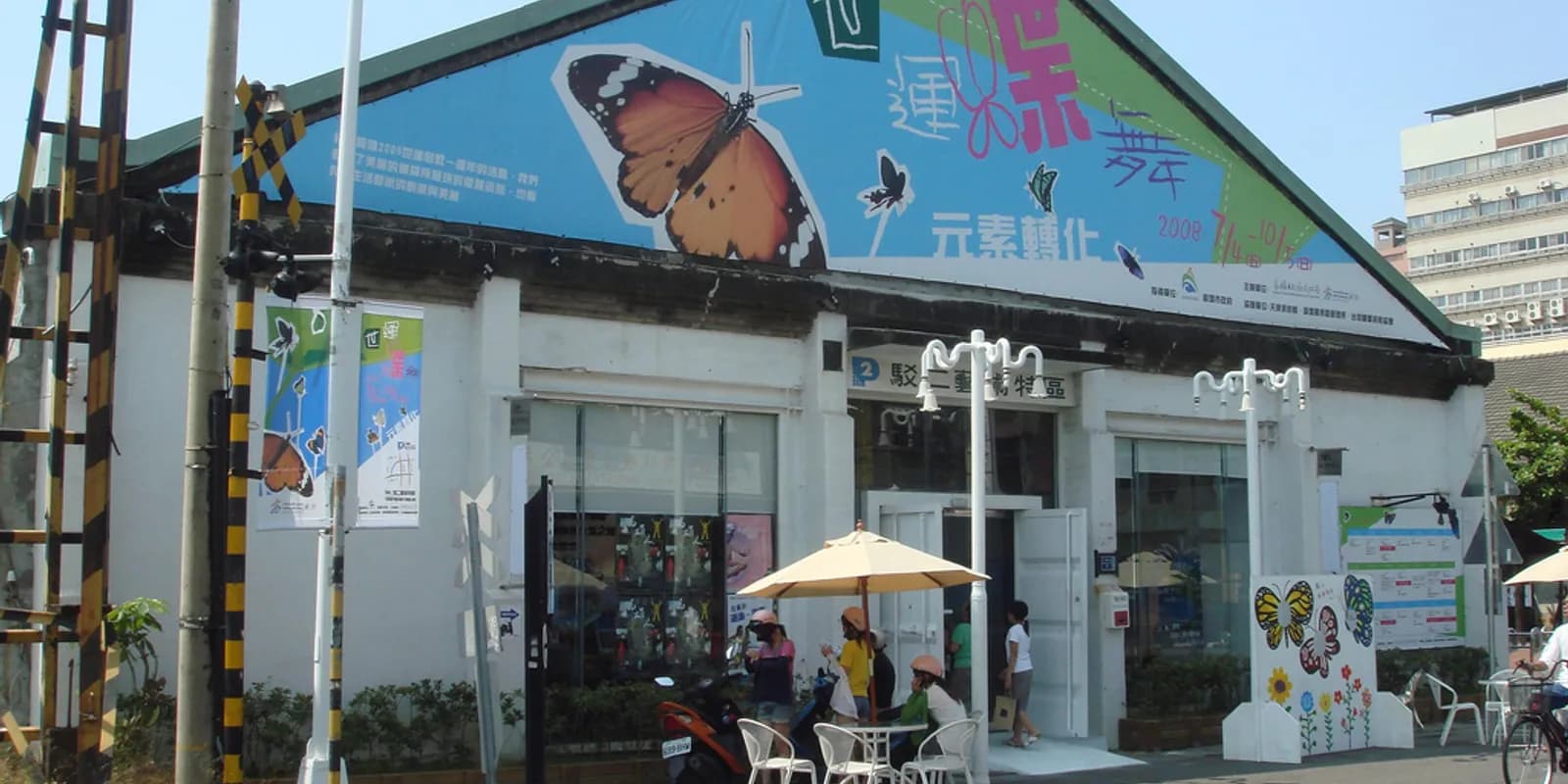 가오슝 보얼 예술특구의 붉은 벽돌 항만 창고와 야외 설치미술, 항구를 따라 이어지는 산책로