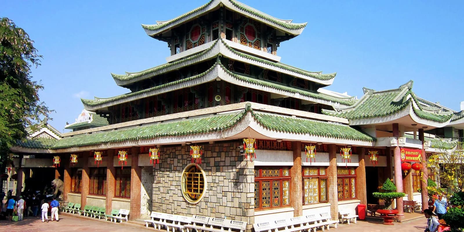 베트남 쩌우독 삼산(누이삼) 기슭의 바 쭈어 쓰 사원 전경과 청록색 3층 기와지붕