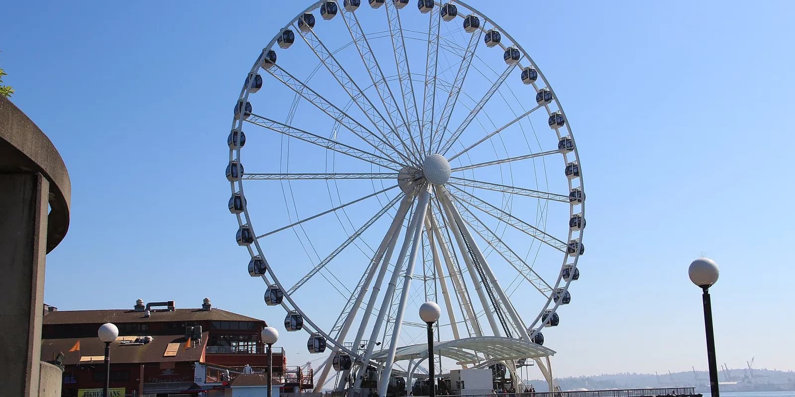 시애틀 워터프런트 Pier 57 부두 끝 엘리엇만 위에 세워진 시애틀 대관람차의 전경