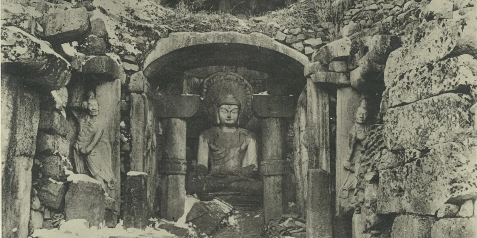 경주 토함산 석굴암 안 화강암 돔 천장 아래 동쪽을 바라보고 앉은 본존불 좌상