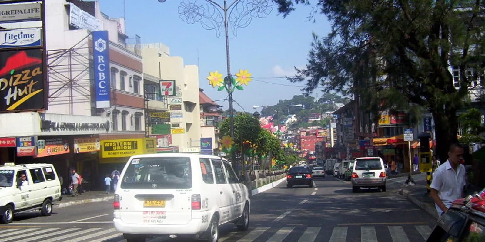 필리핀 바기오 세션 로드의 오르막 중심가 거리 풍경과 양옆으로 늘어선 상점, 카페 간판들