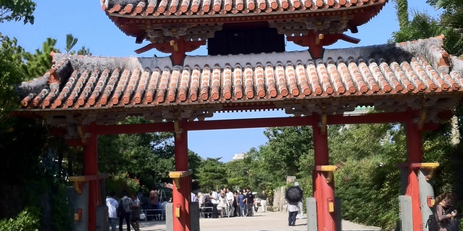 붉은 주칠이 인상적인 오키나와 슈리성 슈레이몬 성문과 언덕 위 성벽