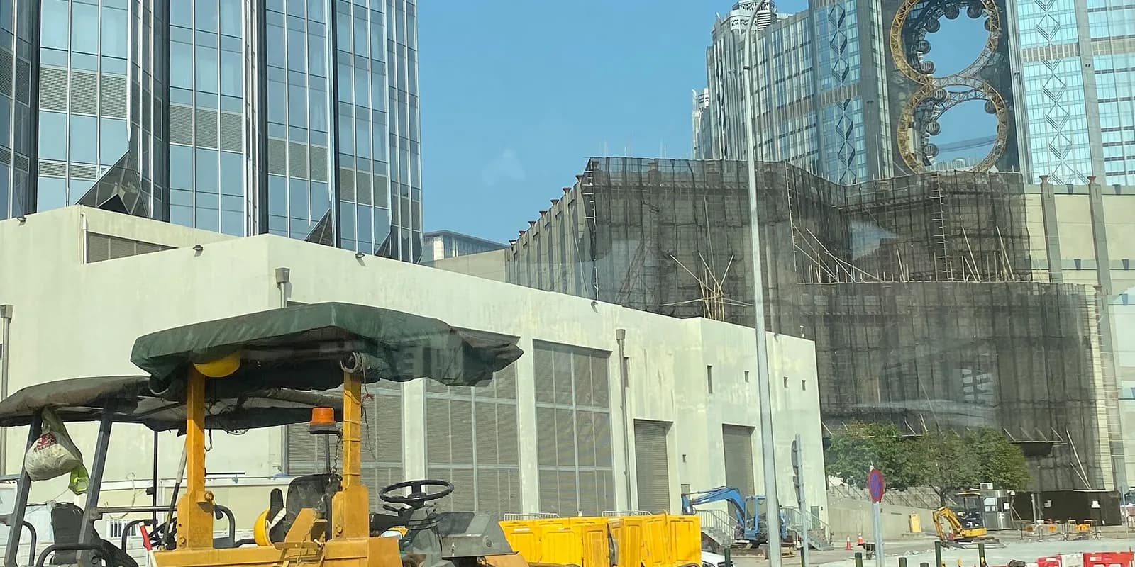 밤에 조명이 켜진 마카오 코타이 스튜디오 시티 건물과 8자 모양의 골든릴 관람차