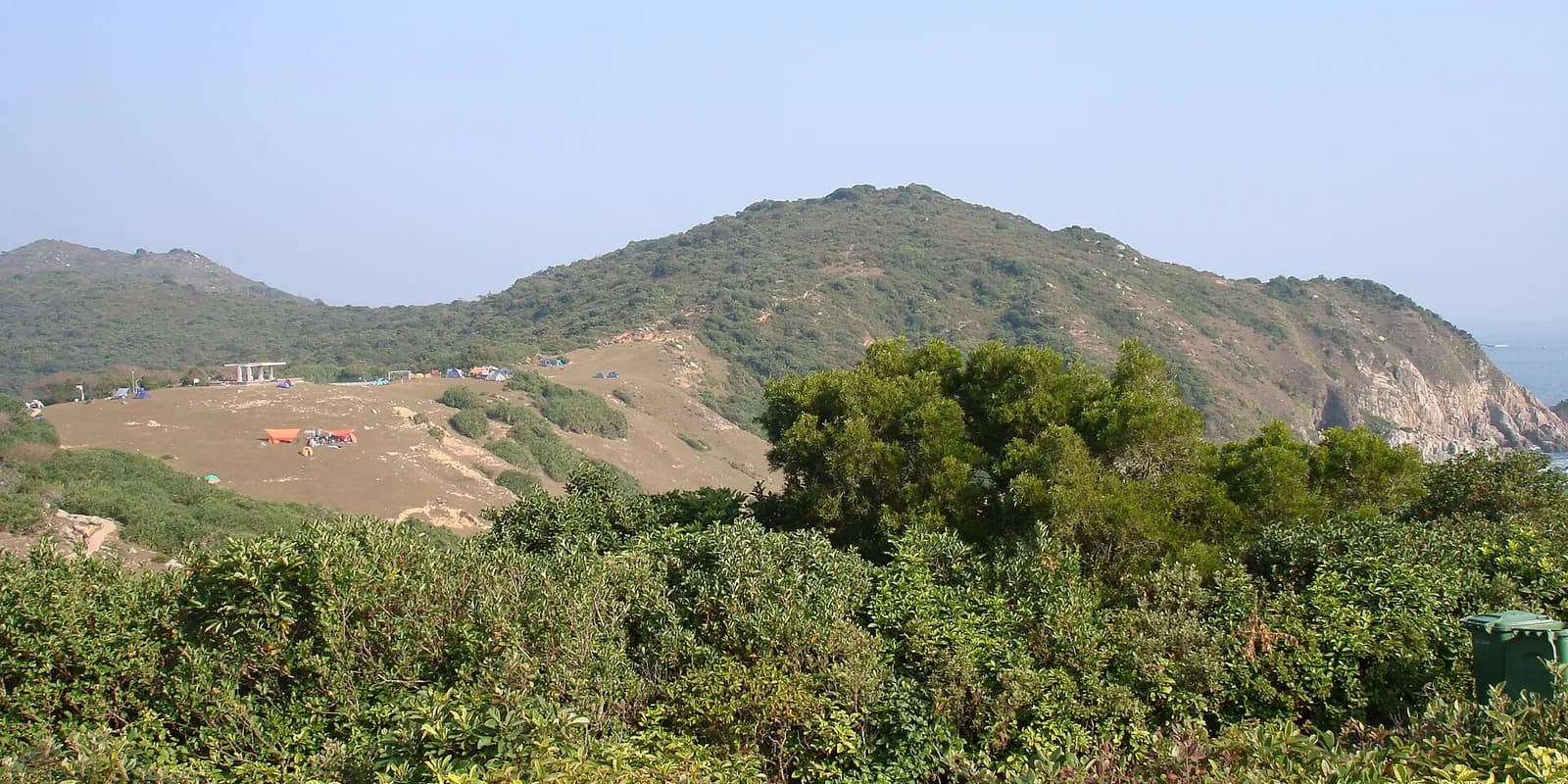 홍콩 탑문(그래스섬)의 초록빛 초원 고원과 절벽 너머로 펼쳐진 바다 풍경
