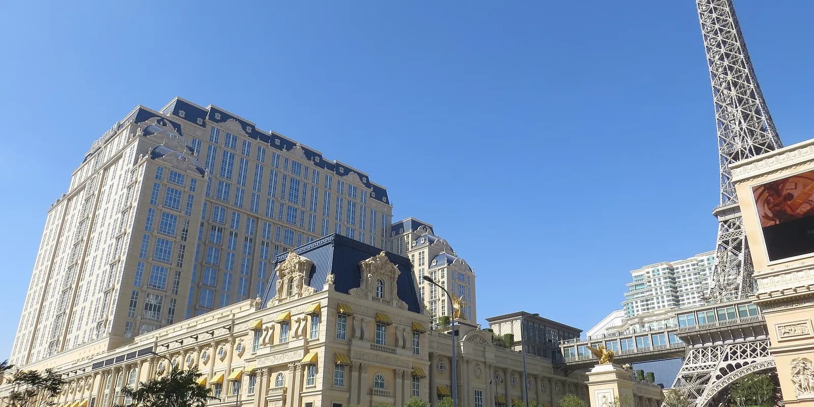 밤에 조명이 켜진 파리지앵 마카오 에펠탑 모형과 앞 광장 전경