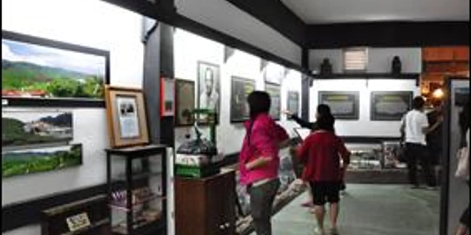 카메론 하이랜드 브린창의 타임터널 박물관 내부에 빼곡히 전시된 옛 물건과 흑백 사진들