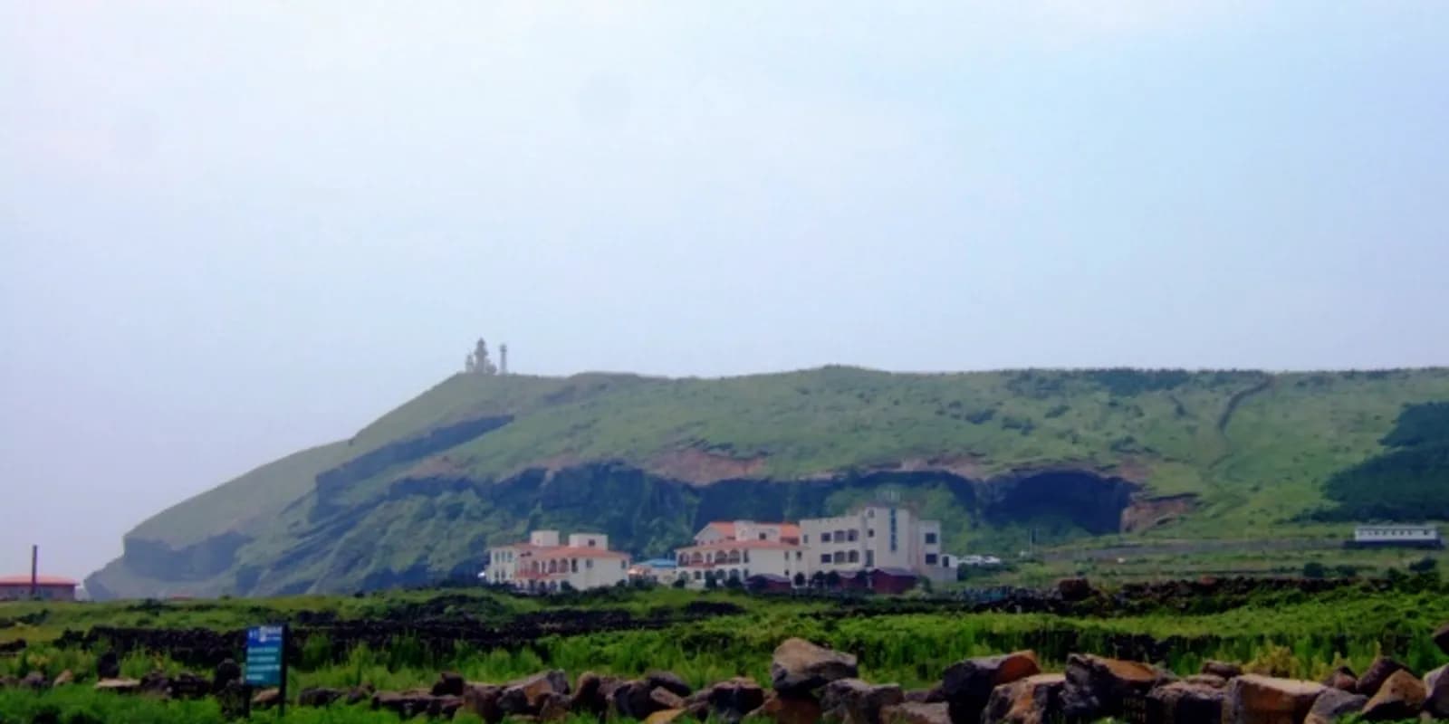 제주 우도 서빈백사의 하얀 홍조단괴 해변과 에메랄드빛 바다 전경