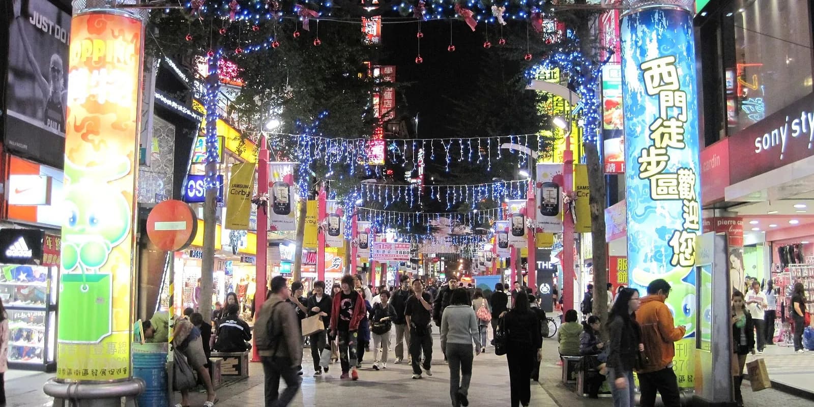 타이베이 시먼딩 보행자 거리의 네온사인 간판과 저녁 인파