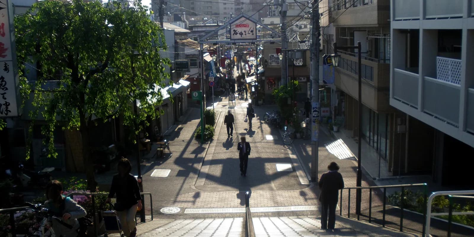 붉은 제등이 걸린 야나카 긴자 상점가 골목과 양옆으로 늘어선 작은 가게들