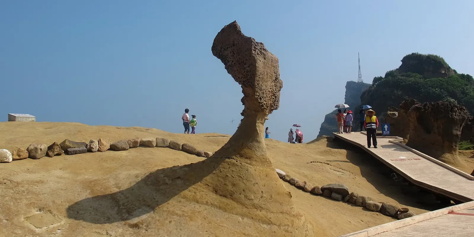 예류지질공원의 버섯 모양 바위밭과 바다 풍경, 멀리 보이는 여왕머리 바위 주변에 몰린 관람객들