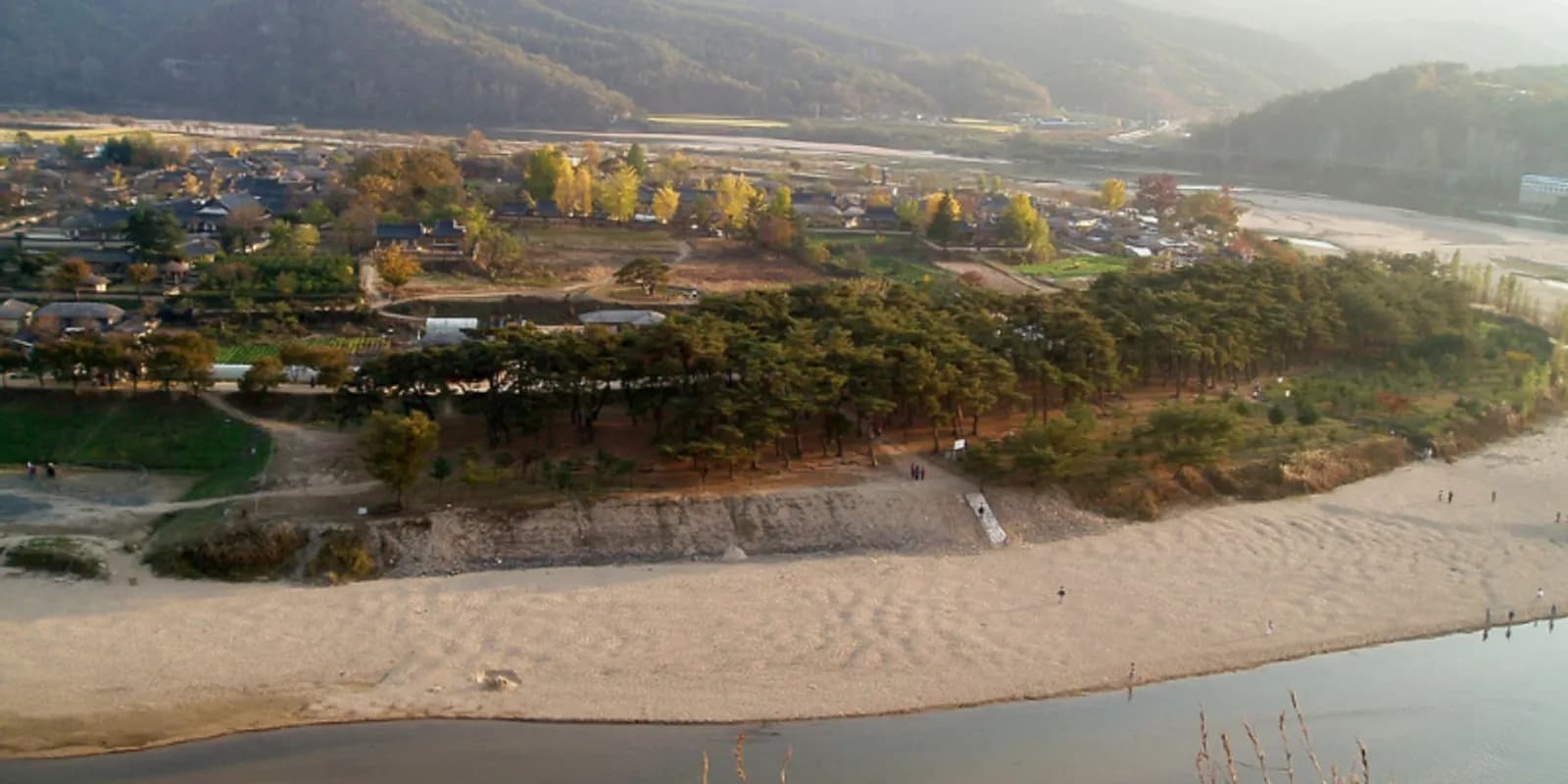 낙동강이 S자로 감싸 도는 안동 하회마을의 기와집과 초가 전경