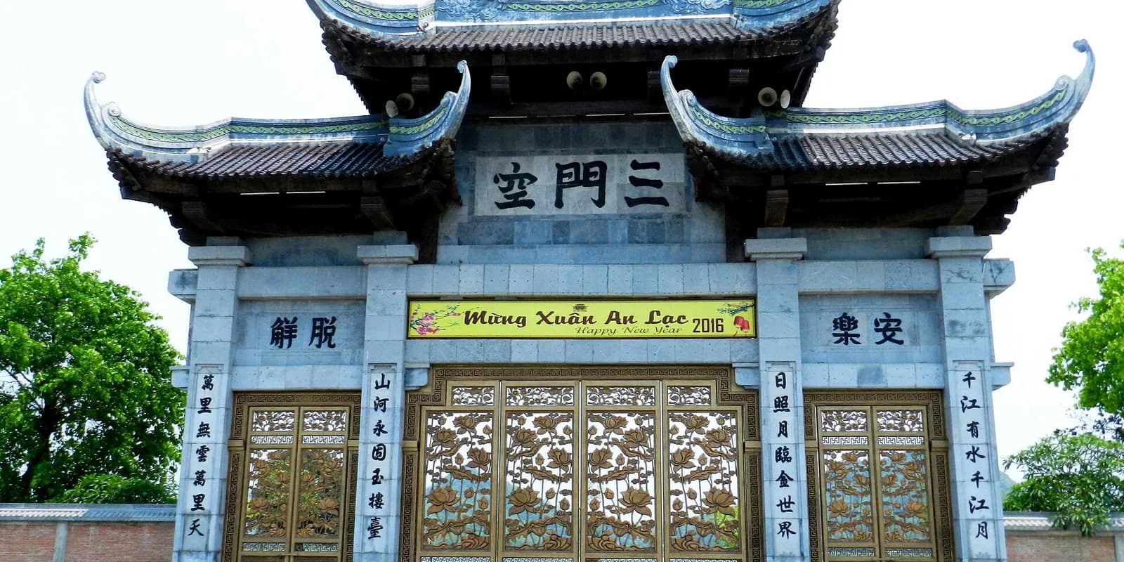 베트남 닌빈 바이딘 사원의 웅장한 법당과 넓은 돌계단, 황금빛 불상이 보이는 전경