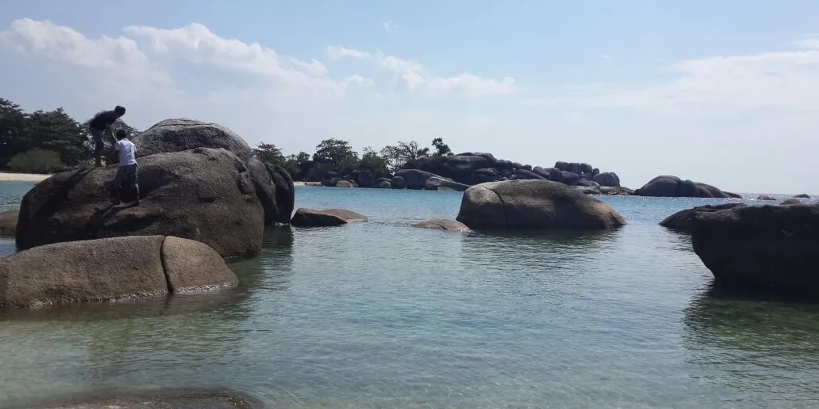 벨리퉁 탄중 팅기 해변의 거대한 화강암 바위와 청록색 바다, 하얀 백사장