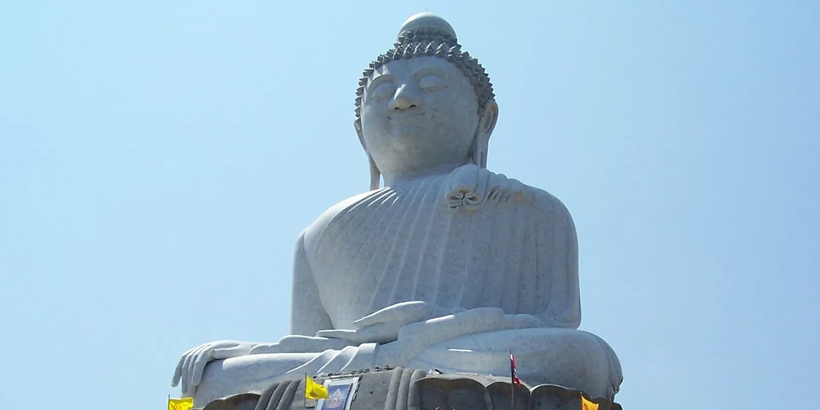 푸켓 나카커드 언덕 정상에 흰 대리석으로 덮인 높이 45미터의 빅부다 좌불상과 그 뒤로 펼쳐진 찰롱만 전경